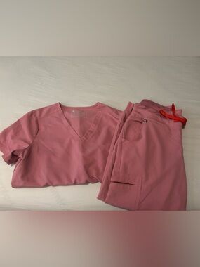 Figs Women's Chalk Pink Set with red drawstring